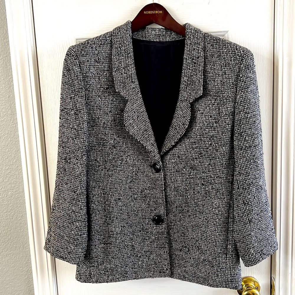 Beautiful tweed jacket middle arm sleeves size 4